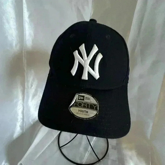NEW ERA YOUTH SIZE ADJUSTABLE NEW YORK YANKEES BASEBALL CAP - Picture 1 of 8
